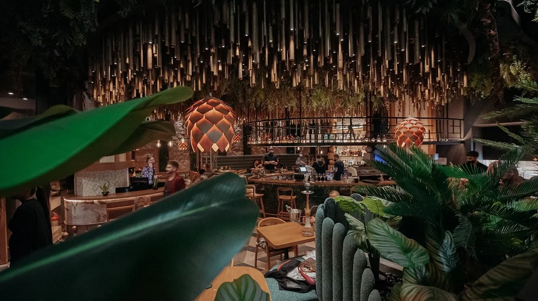 Video walkthrough: Η Ναταλία Δραγούμη σε ένα fusion κοσμοπολίτικο ταξίδι στο "Ιguazu"