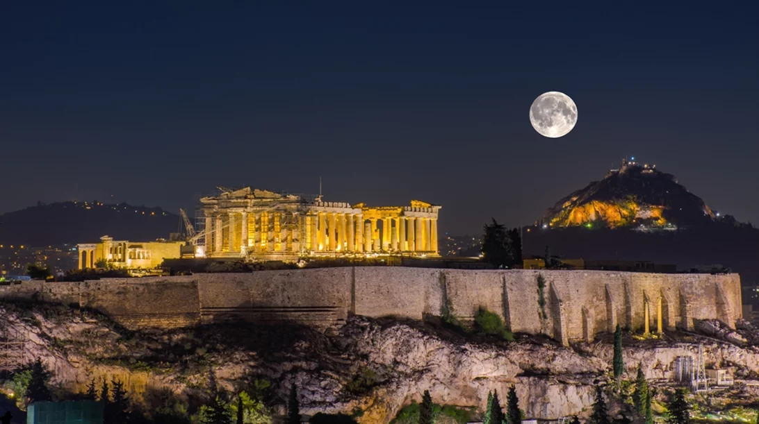 Τρεις λόφοι για να δεις την αποψινή Πανσέληνο της Φράουλας