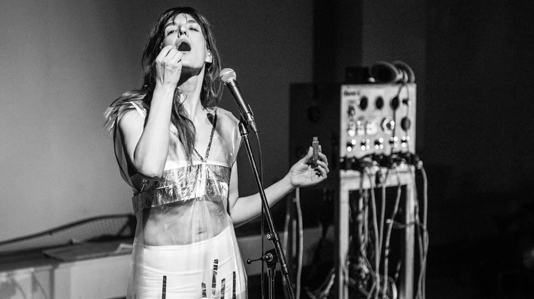 Η "Άβυσσος" της Ελεάνας Γεωργούλη: "Όταν είσαι γονιός ξαφνικά το τι θα συμβεί σε 50 χρόνια, σε αφορά τρομακτικά πολύ"