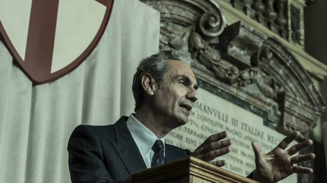 "Exterior Night": Η νέα πολιτική σειρά που βλέπουμε στο κανάλι της Βουλής