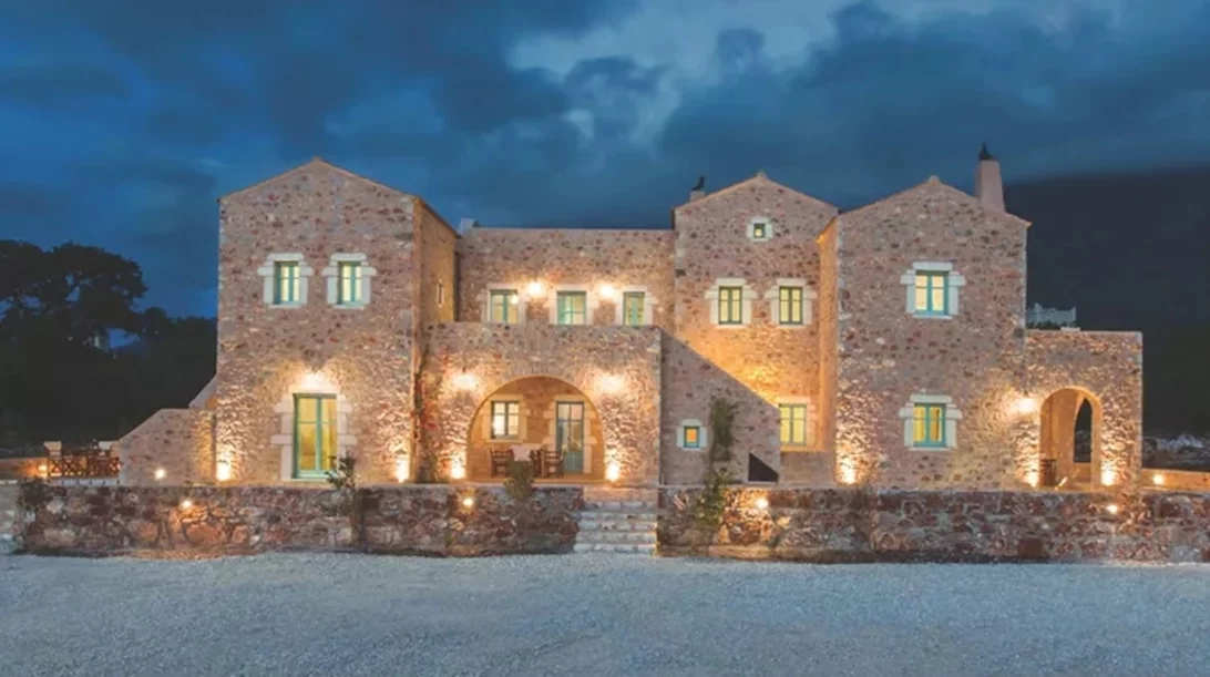 Το ήξερες ότι μπορείς να μείνεις στον πύργο του μανιάτη θαλασσοπόρου που ανακάλυψε τα σπήλαια Διρού;