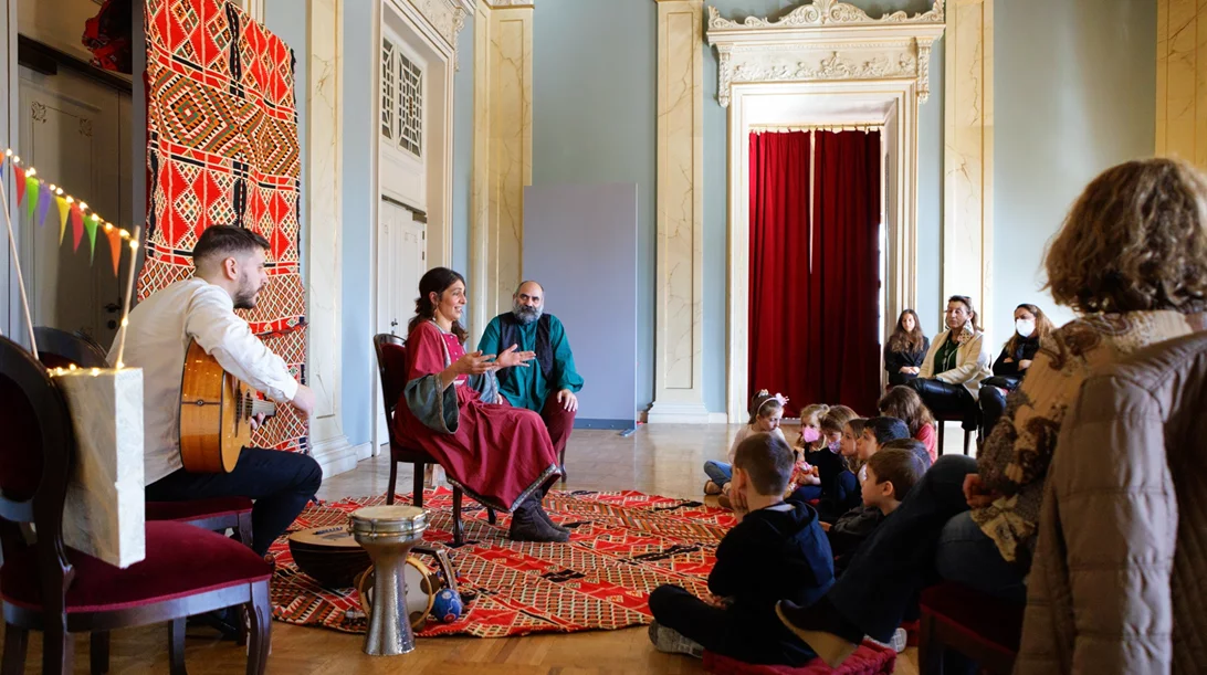 Χριστουγεννιάτικα παραμύθια και επισκέψεις σε ιδρύματα από το Δημοτικό Θέατρο Πειραιά