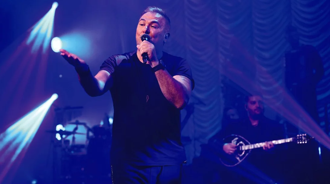 Ο Αντώνης Ρέμος ξεσηκώνει το "Pathos"