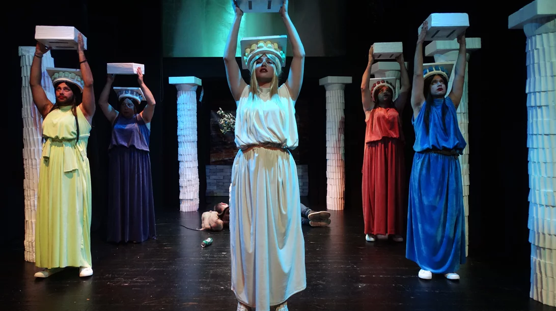 Ο συγγραφέας του "Αι Καρυάτιδαι" μας μιλά για το έργο του