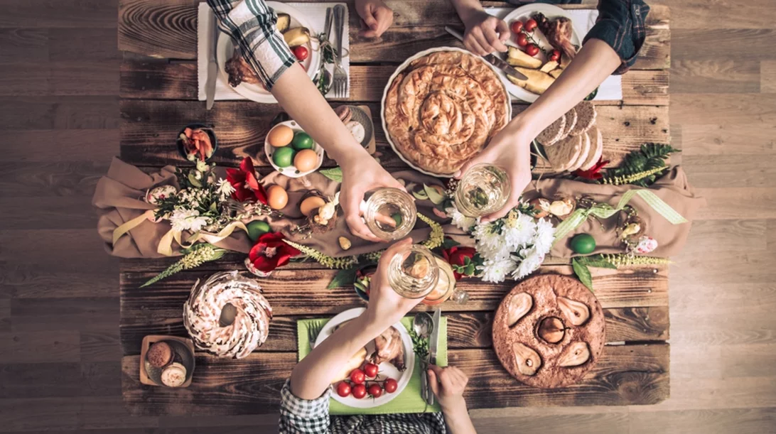 10 ελληνικά κρασιά για το Πάσχα και τα πιάτα με τα οποία θα τα ταιριάξετε