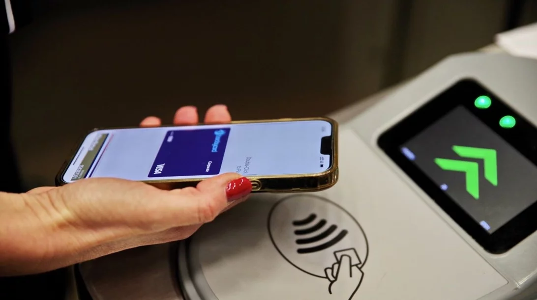 Ξεκίνησε η εφαρμογή του συστήματος ανέπαφων πληρωμών "tap2ride" για τις αστικές συγκοινωνίες