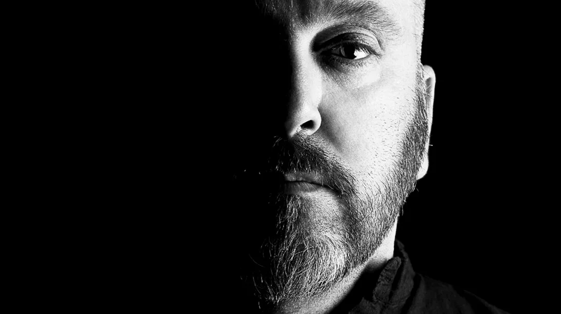 O Γιώργος Αλκαίος ερμηνεύει "Τα δικά μας τραγούδια" στο Θέατρο Πέτρας