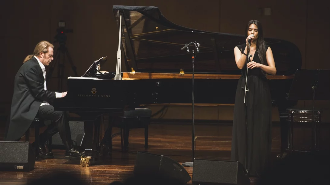 Στέφανος Κορκολής και Σοφία Μανουσάκη τιμούν τον Μίκη Θεοδωράκη στο Μέγαρο Μουσικής