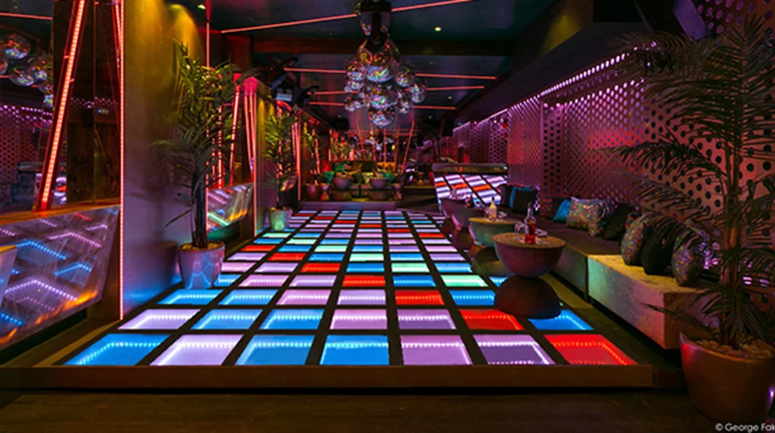 "Cinderella": Ξέφρενος χορός, χρυσόσκονη και ατέλειωτο glam