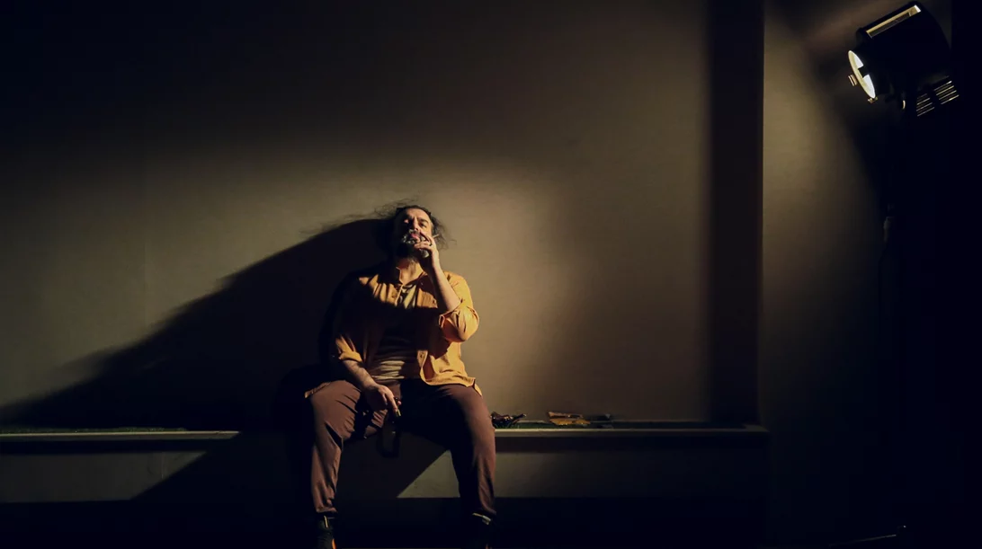 "Το πιο όμορφο σώμα που έχει βρεθεί ποτέ σε αυτό το μέρος": Γιατί να μην χάσετε την παράσταση που ερμηνεύει ο Αργύρης Ξάφης