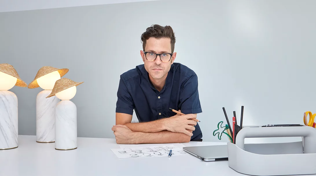 Αριστοτέλης Μπαράκος: "Μου αρέσει να διηγούμαι μια ιστορία μέσα από ένα αντικείμενο. Αν είναι αστεία, ακόμα καλύτερα"