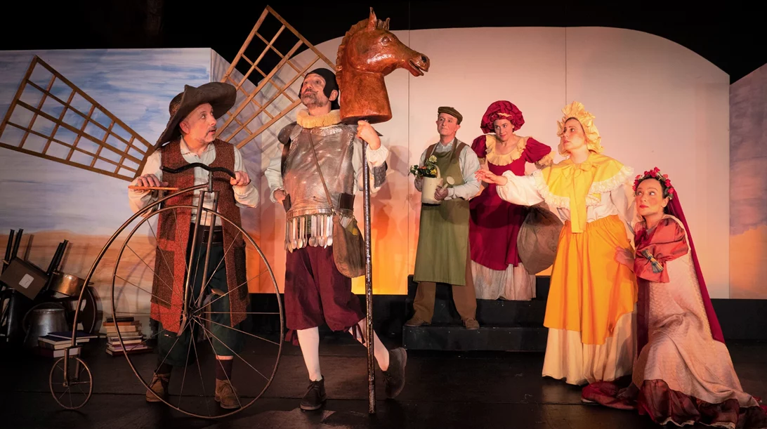 Τελευταίες παραστάσεις για το "Δον Κιχώτη" από τις Μαγικές Σβούρες στο Μικρό Χορν