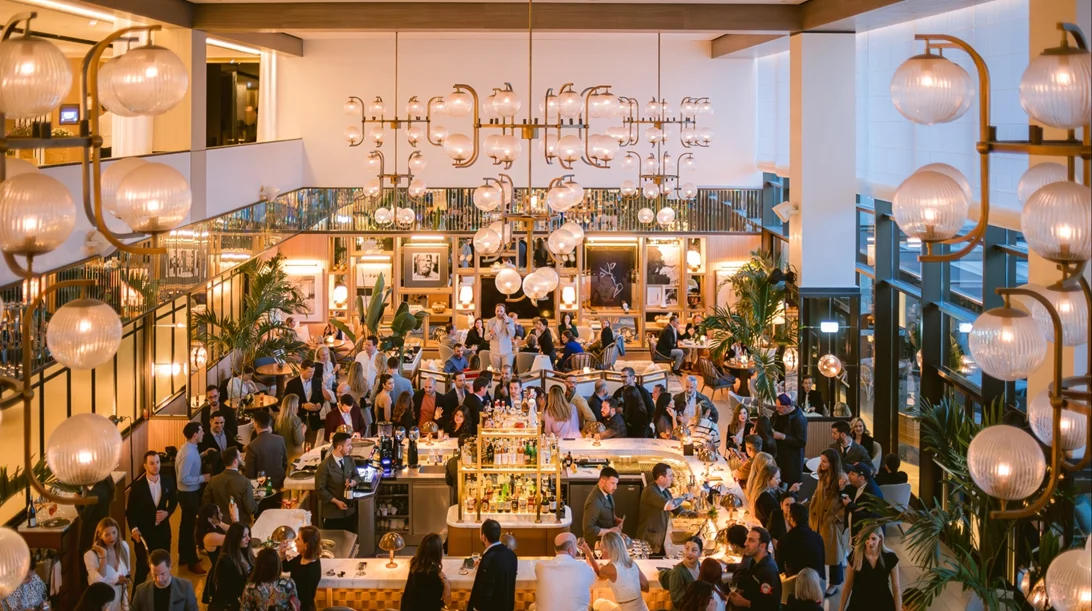 Το "Avra Bar" στο "Four Seasons Astir Palace Hotel Athens" έρχεται ανανεωμένο