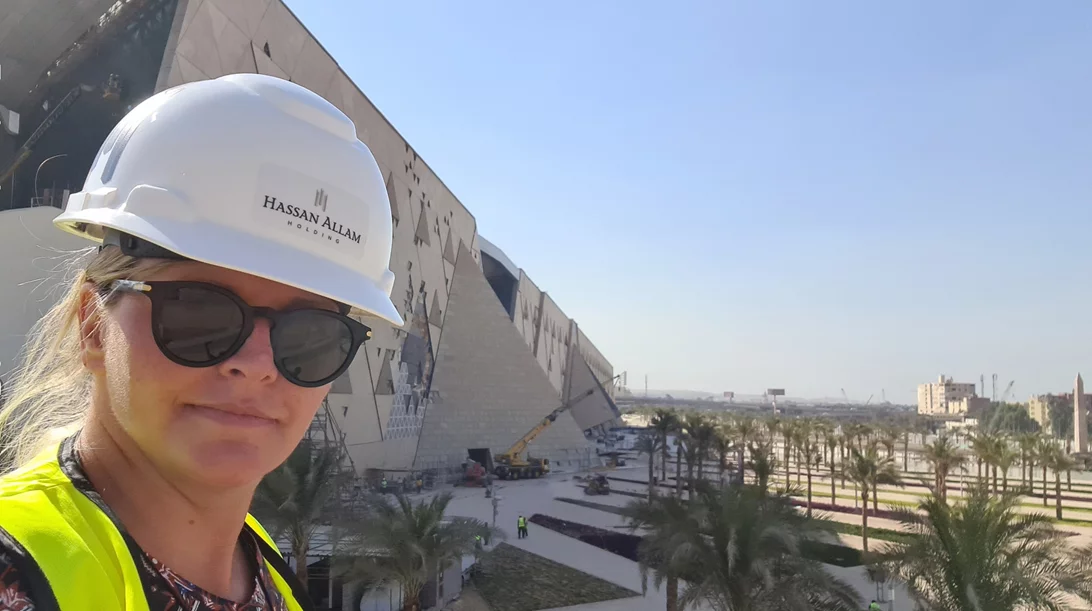 Η Αίγλη Μπαλαμάτση μας ξεναγεί στο GEM (Grand Egyptian Museum) του Καΐρου που θέτει νέα δεδομένα στον διεθνή χάρτη των μουσείων και έχει και ελληνική υπογραφή