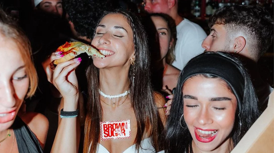 Ένα κινητό πάρτι με πίτσες και χιπ χοπ στην Αθήνα