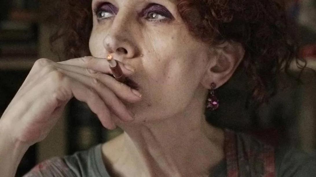 Η Ζυράννα Ζατέλη υπογράφει το βιβλίο της "Ορατή σαν αόρατη"