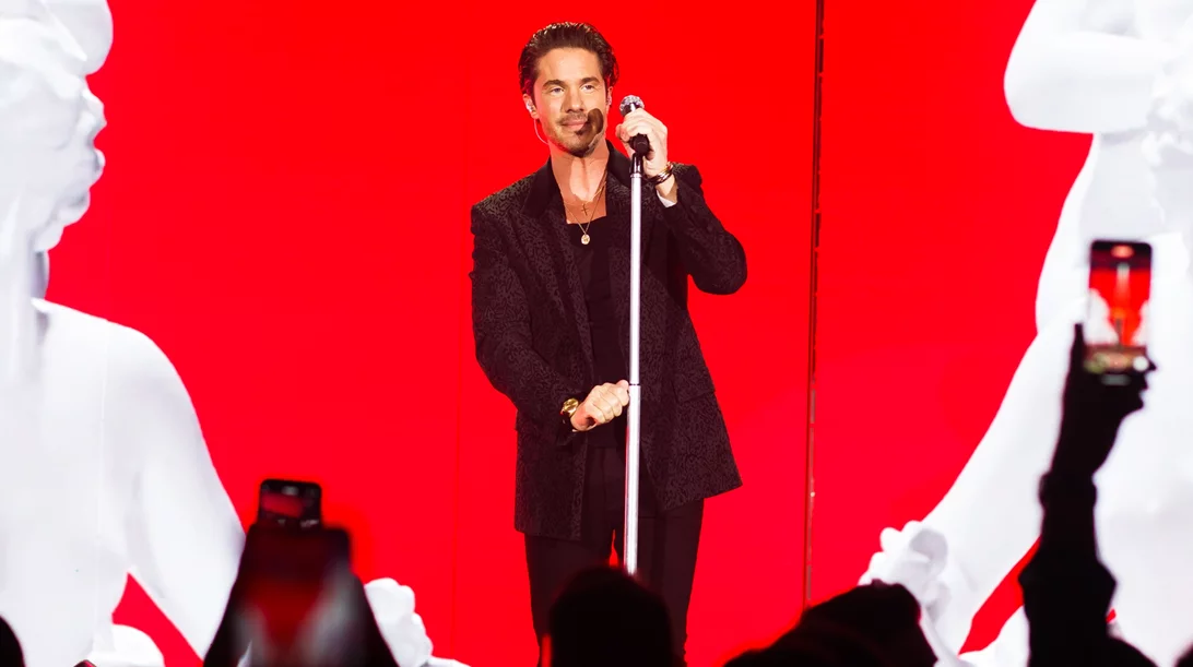 Ο Νίκος Οικονομόπουλος δίνει ρέστα στο "Fantasia"