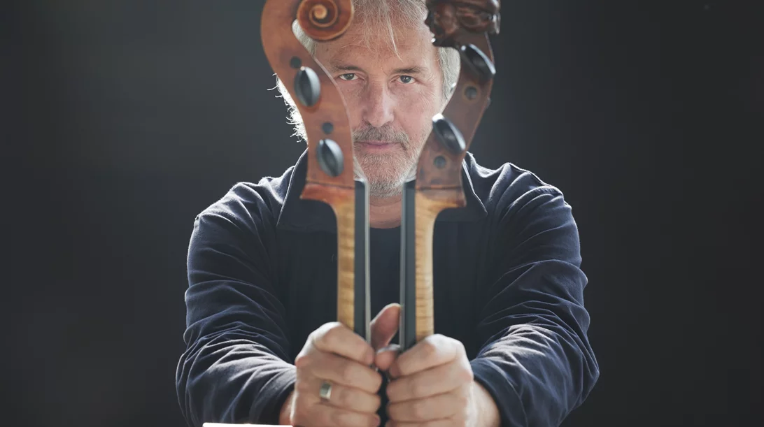 Ο Mario Brunello παίζει Μπαχ για βιολοντσέλο πίκολο