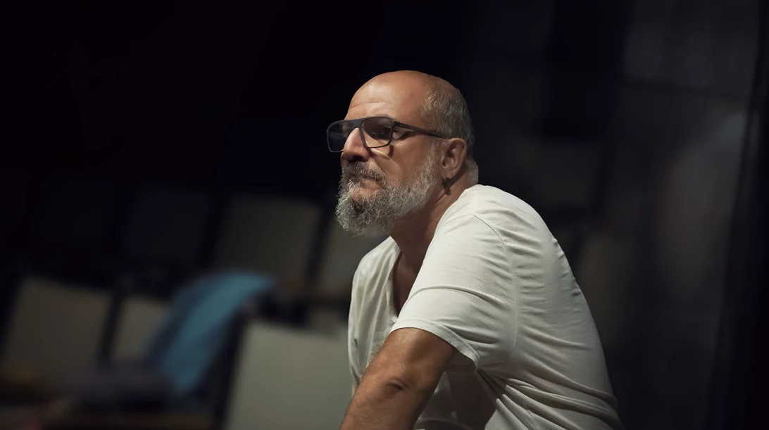 Αντόνιο Λατέλα: Ποιος είναι ο σκηνοθέτης του ελληνοϊταλικού "Γυάλινου κόσμου";