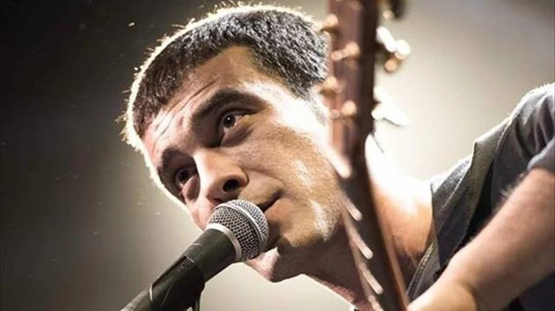 O Απόστολος Ρίζος εξασκείται με "Ασκήσεις Τρυφερότητας"