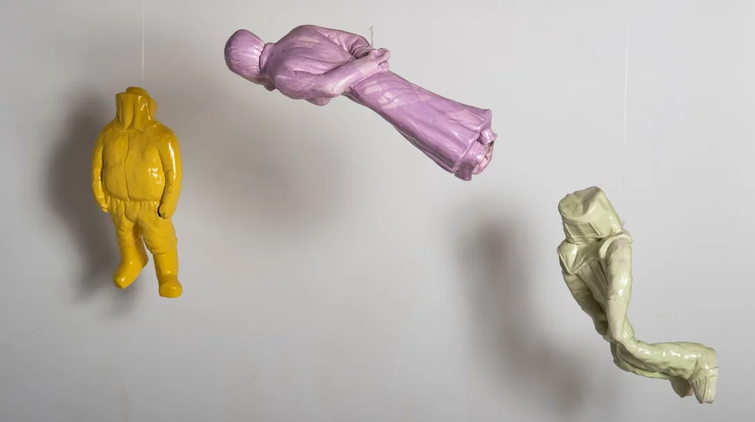 Ο Γιώργος Αλεξανδρίδης κατορθώνει να αντλήσει ένα μεστό σε νοήματα περιεχόμενο με συμβολικές προθέσεις