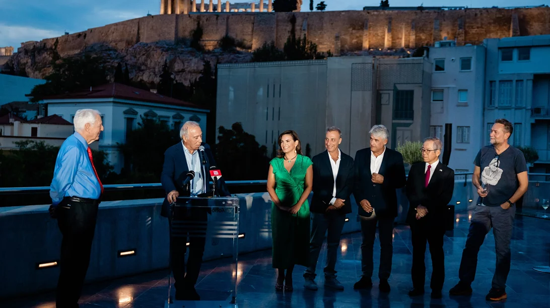 "Χαίρε Ξένε, στη χώρα των ονείρων": Η έκθεση του Robert McCabe αναδεικνύει την αιωνιότητα της Ελλάδας