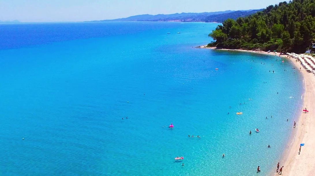 Σε αυτές τις 12 ελληνικές ακτές αφαιρέθηκε η Γαλάζια Σημαία