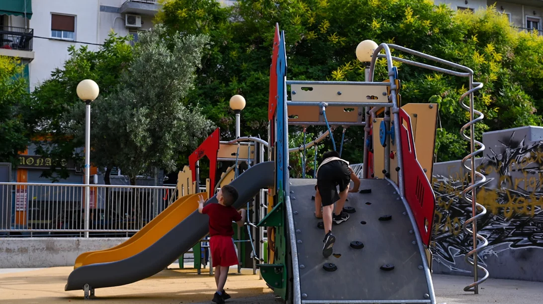 Τα Θυμαράκια απέκτησαν έναν ασφαλή χώρο ψυχαγωγίας, με σύγχρονα όργανα παιχνιδιού και νέο αστικό εξοπλισμό