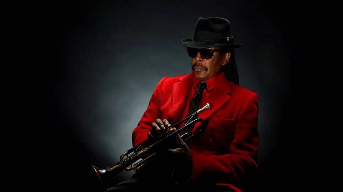 O Boney Fields γκρουβάρει το "Half Note"