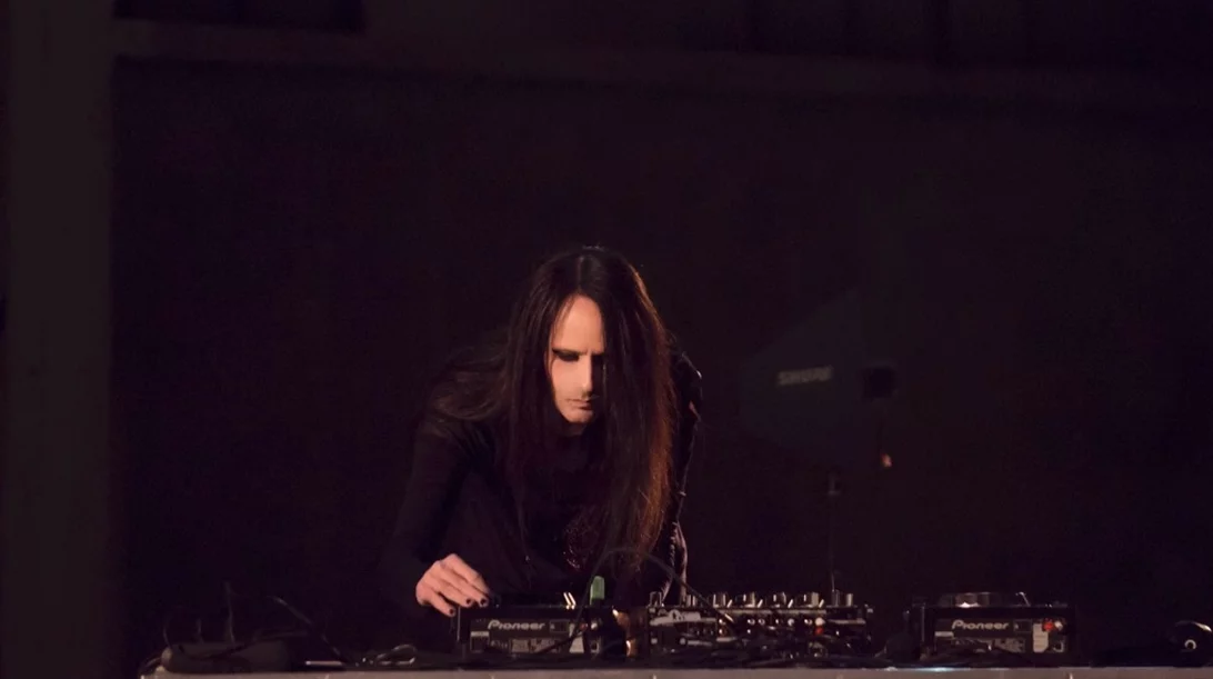 Ο Γιώργος Φακίνος resident DJ στο LouLou Is Present