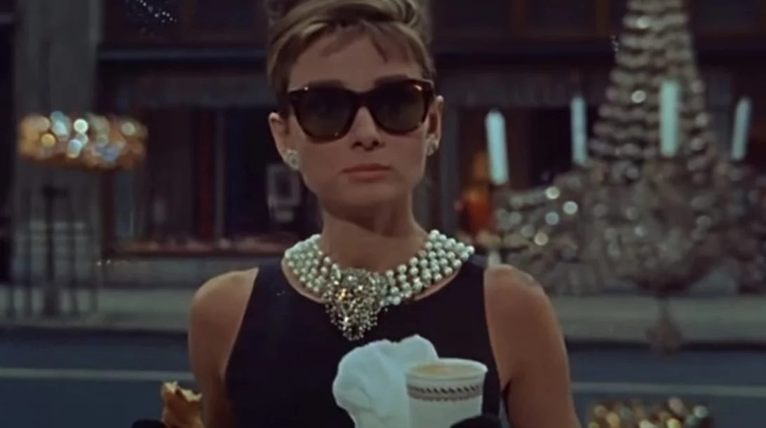 Έξι διαχρονικά staples από την γκαρνταρόμπα της Όντρεϊ Χέπμπορν που δεν θα σταματήσουμε ποτέ να φοράμε