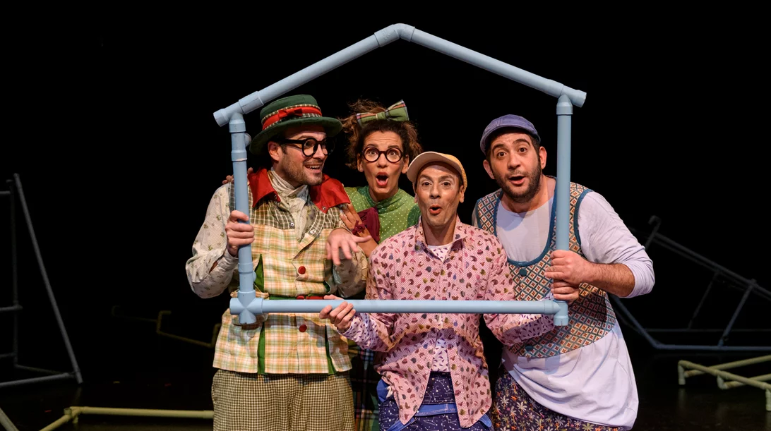 "Δίπλα – δίπλα" με το Εθνικό Θέατρο: Μια καλοκαιρινή παράσταση για μικρούς και μεγάλους