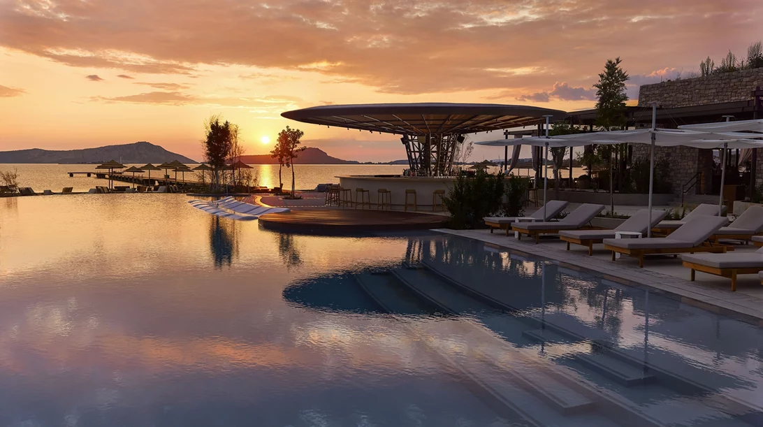 Τέσσερα ξενοδοχεία της Costa Navarino στο Top 10 του Condé Nast Traveller για το 2024