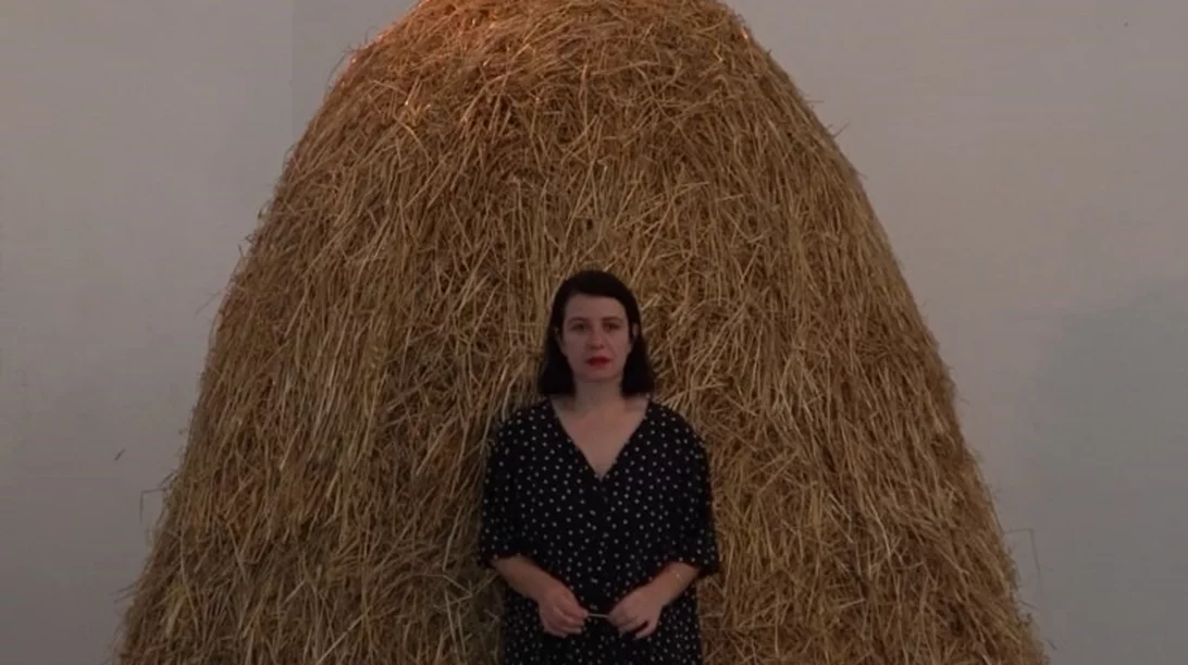 Με το "Mama Klorin" η Doreida Xhogu διηγείται μια προσωπική και συλλογική ιστορία, αυτή της μετανάστριας καθαρίστριας