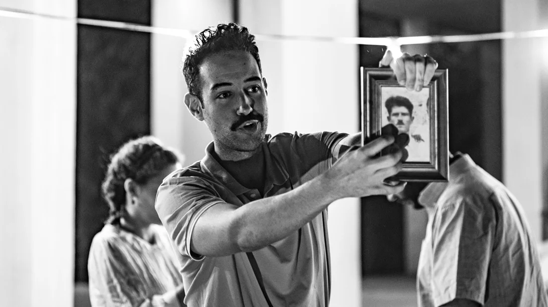 Χάρης Κρεμμύδας: "Στους "Αριστερόχειρες" ο θεατής έχει την ευκαιρία να αντιληφθεί τη σύγχρονη ιστορία της Ελλάδας με άλλο μάτι και να έρθει πιο κοντά της"