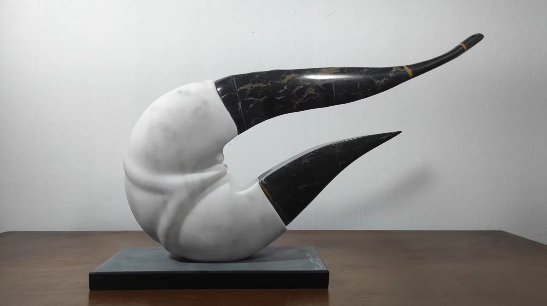 Η έκθεση "αμαdeus" αναπτύσσεται ως μια μετα-σύγχρονη σύνθεση, περιλαμβάνοντας έργα 17 καλλιτεχνών