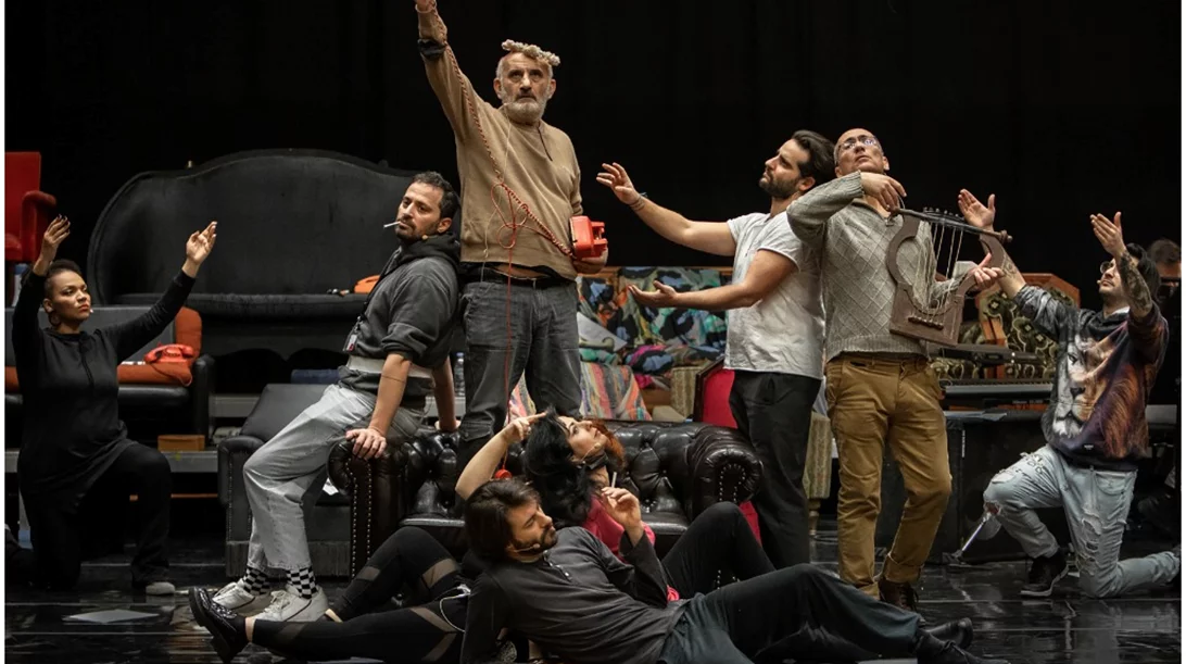 "Φτηνά τσιγάρα" στη Λυρική: Είναι οι δημιουργοί και οι πρωταγωνιστές της "συλλέκτες στιγμών";