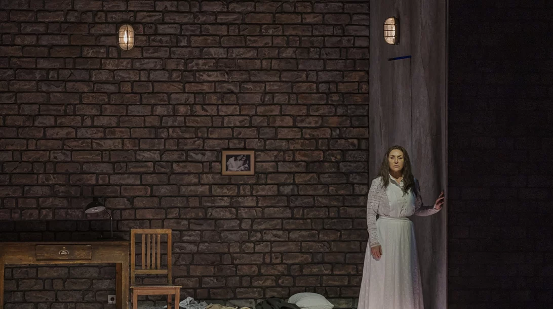 Τσέλια Κοστέα: "Πιο πολύ, αγαπάω την Ελλάδα για το φως της"