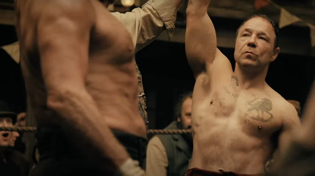 "Χίλια Χτυπήματα": Στίβεν Γκράχαμ και Μελάκι Κίρμπι μας μιλούν για τη νέα σειρά - γροθιά του δημιουργού του "Peaky Blinders"