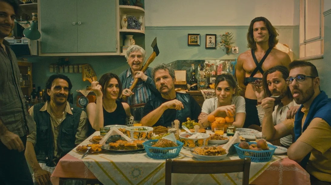 Κωνσταντίνε Κουτσολιώτα, πως χώρεσες τρόμο, διπλοπενιές και εξωγήινους στο ίδιο πλάνο;