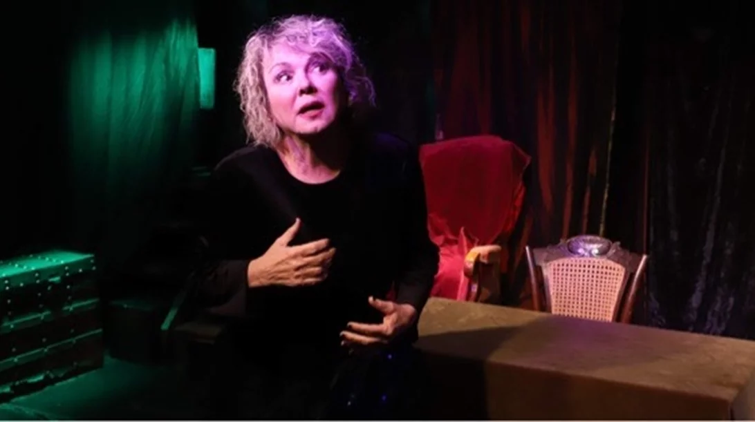 Η "Ζηνοβία η θεατρίνα" αφηγείται τη ζωή της!