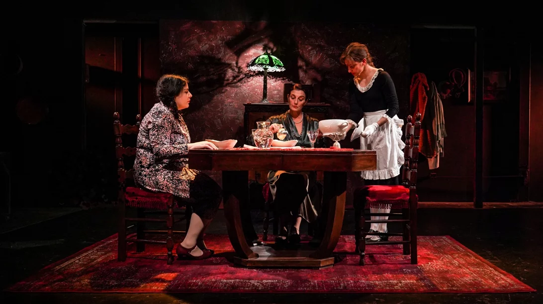 "Πλάσματα του Θεού: υπόθεση Παπέν": H καθηλωτική παράσταση με θέμα την πολύκροτη υπόθεση των Αδελφών Παπέν συνεχίζεται στο Altera Pars