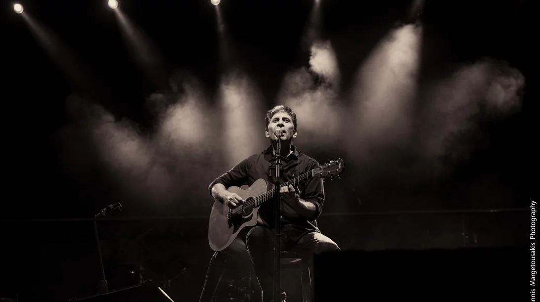 Ο Σωκράτης Μάλαμας και ο Γιάννης Κότσιρας live στην παραλία Βαγιωνιάς