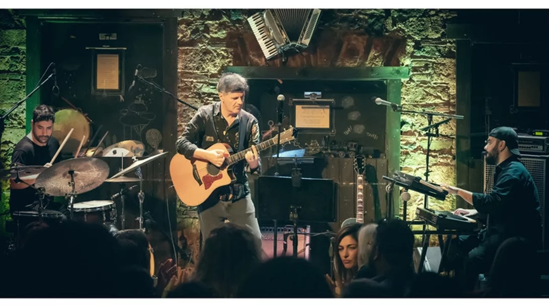 Ο Φοίβος Δεληβοριάς ταξιδεύει στο Λονδίνο