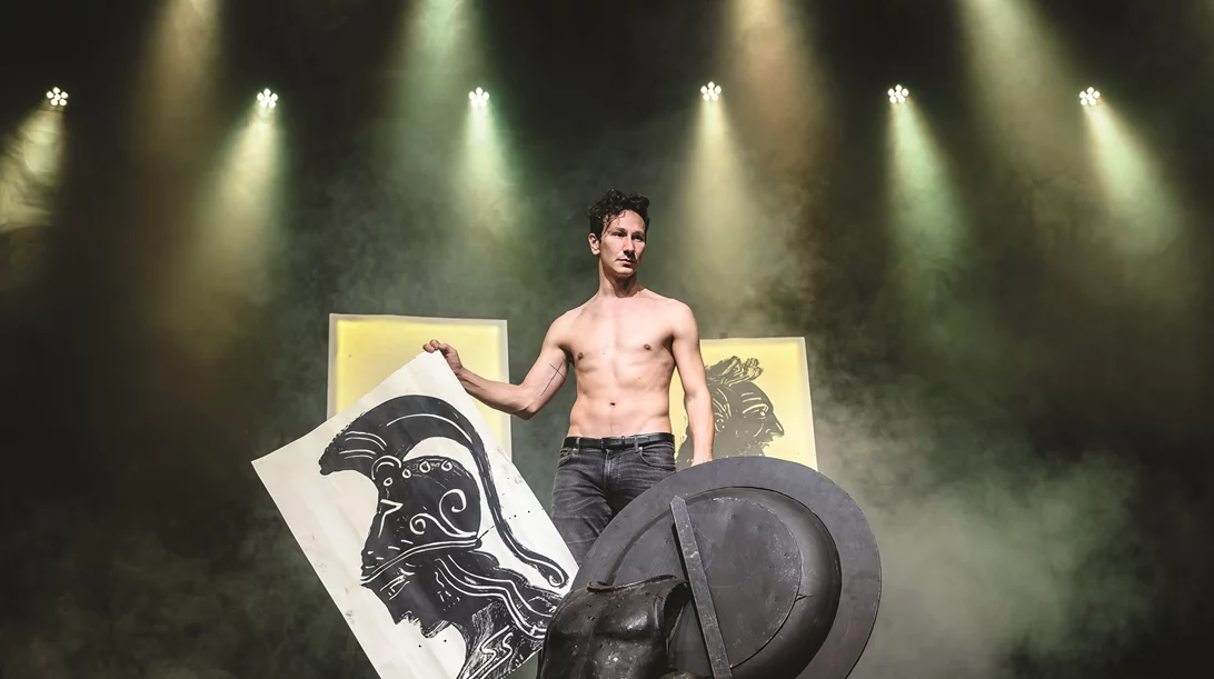 "Αίας": Προστέθηκαν κι άλλα θέατρα στην καλοκαιρινή περιοδεία της παράστασης