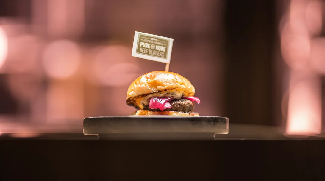 Λαμπερό και σικ "Beefbar Athens"