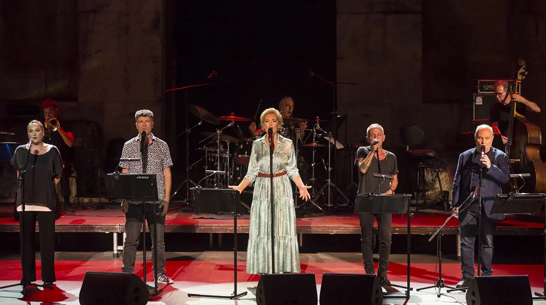 Η "θεατρική" πλευρά του Θάνου Μικρούτσικου στο Μέγαρο Μουσικής Αθηνών