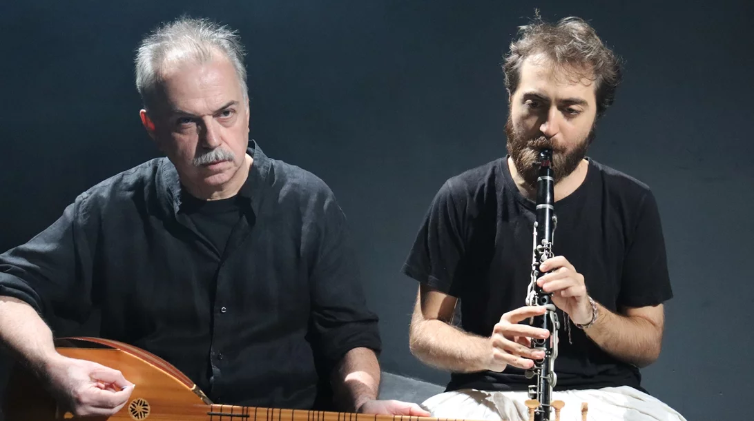 "Ο Πετρόμπεης Μαυρομιχάλης και το φάσμα των φατριών": Συζήτηση με τον Παντελή Μπουκάλα στην τελευταία παράσταση του Studio Μαυρομιχάλη