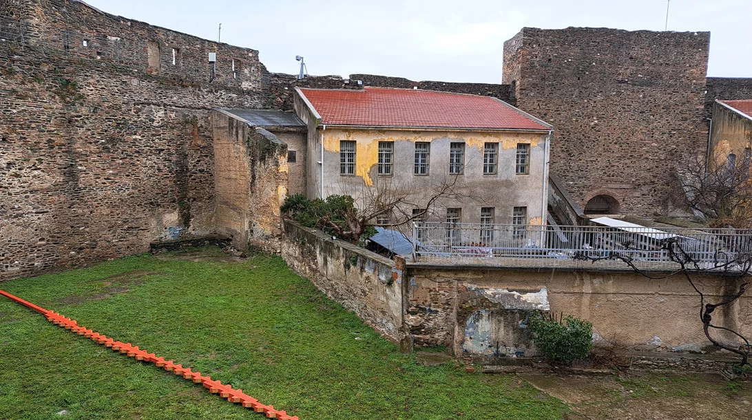 Η κεντρική έκθεση της 8ης Μπιενάλε Θεσσαλονίκης αναμετράται με τα φαντάσματα της πόλης και με την αφελή αυταπάτη ότι μπορείς να τα ταρακουνήσεις