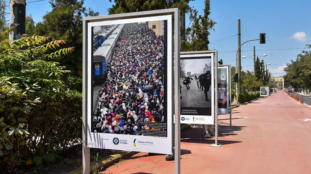 Υπαίθρια έκθεση φωτογραφίας στο κέντρο της Αθήνας μαρτυρά τη φρίκη της ρωσικής εισβολής στην Ουκρανία